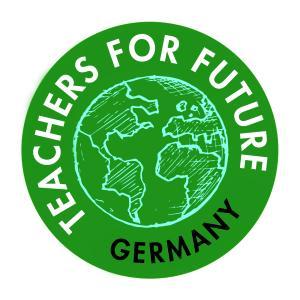 Das runde Logo zeigt eine stilisierte grüne Erde auf grünem Hintergrund. Am Rand steht in weißen Großbuchstaben „TEACHERS FOR FUTURE“, unten in schwarzer Schrift „GERMANY“.