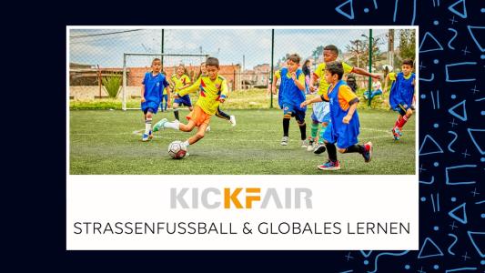 Kinder in Kolumbien spielen auf der Wiese fröhlich Fußball