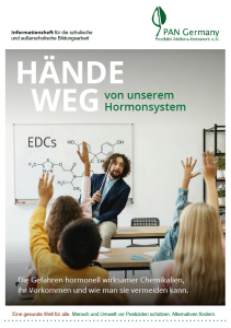 Lehrkraft vor Tafel mit Aufschrift EDCs in Klassenraum mit Lernenden