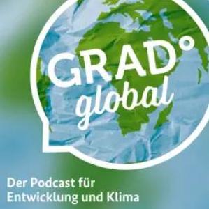 Ein Logo mit einer stilisierten Weltkarte in Blau und Grün in Form einer Sprechblase. Darin steht „GRAD° global“ in weißer Schrift. Darunter der Text „Der Podcast für Entwicklung und Klima“ auf blau-grünem Hintergrund.