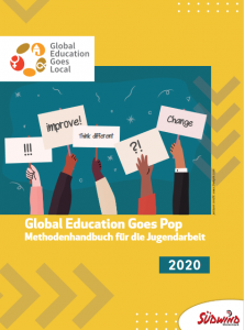 Titelseite Global Education Goes Pop -Methodenhandbuch für die Jugendarbeit. Hände die Protestschilder in die Luft halten. Quelle: Südwind.