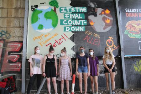 Jugendliche stehen vor Großplakat mit Aufruf zum Klimaschutz. Final Countdown. Bildrechte: Don Bosco Mission Bonn