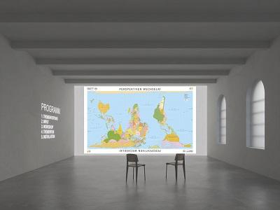 Blick in einen Raum, Projektionen an den Wänden (links Text, vorne eine Weltkarte), zwei Stühle. Blick in den außerschulischen Lernort "WeltRaum" des EPIZ in Berlin. Quelle: EPIZ e.V.
