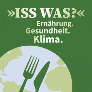 Grüner Hintergrund mit Weltkugel mit Messer und Gabel sowie dem Schriftzug „Iss Was? Ernährung, Gesundheit, Klima“ 