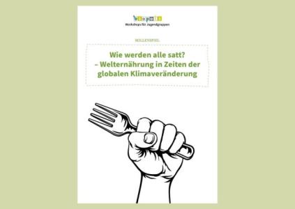 Titelbild eines Bildungsmaterials mit dem Titel: „Wie werden alle satt? – Welternährung in Zeiten der globalen Klimaveränderung“. In der Mitte ist eine schwarz-weiße Zeichnung einer Hand zu sehen, die eine Gabel wie ein Protestsymbol hochhält. Oben steht: „Workshops für Jugendgruppen“, herausgegeben von „biopoli“.
