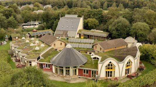 Klimaanpassung und Solararchitektur im Norden mit Knowhow aus dem globalen Süden:  nubische Gewölbe und Dachbegrünung bei artefact. Das Tagungs- und Gästehaus erhielt den Deutschen Nachhaltigkeitspreis 2025.