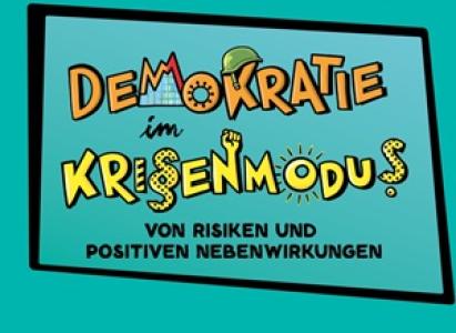 Illustration auf türkisfarbenem Hintergrund mit dem Titel „Demokratie im Krisenmodus“. Darunter steht der Untertitel „Von Risiken und positiven Nebenwirkungen“. Der Schriftzug ist im Comicstil gestaltet und mit kleinen grafischen Elementen verziert.