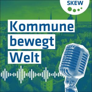 Mikrofon und eine Stadt im Hintergrund. Titelbild zm Podcast "Kommune bewegt Welt". Bildrechte: ENGAGEMENT GLOBAL gGmbH  (SKEW).