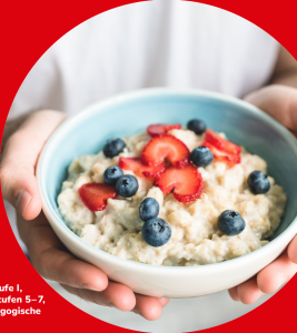 Titelbilde des Klimafrühstücks: roter Hintergrund. Darauf ein Foto auf dem zwei Hände eine Schale Porridge mit Beeren darauf halten.