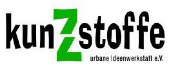 Logo kunzstoffe, schwarzer Text, ein grüner Buchstabe