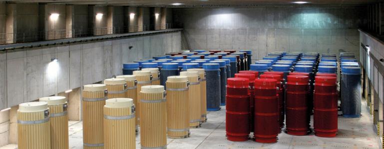 Viele Lagerungsfässer für Atommüll in einem Bunker