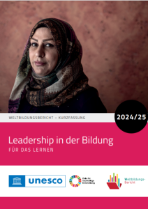 Das Bild zeigt eine Frau mit Kopftuch, die freundlich in die Kamera blickt. Sie trägt ein dunkles Oberteil und ein gemustertes Kopftuch in Braun- und Beigetönen. Der Hintergrund ist warm und texturiert. Darunter ist eine pinke Fläche mit weißer Schrift: „Leadership in der Bildung – Für das Lernen“. Logos von UNESCO, den Nachhaltigkeitszielen und dem Weltbildungsbericht sind sichtbar. Ein schwarzer Kreis zeigt die Jahreszahl 2024/25.
