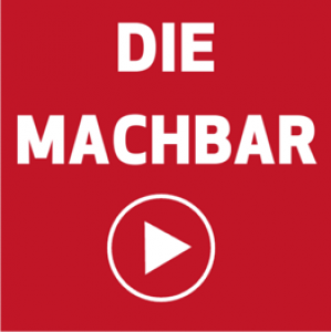 Auf rotem Hintergrund Schriftzug: Die Machbar, darunter Play Button. Titelbild zum Podcast "Die MACHBAR". Bildquelle: Dirk Wolf.