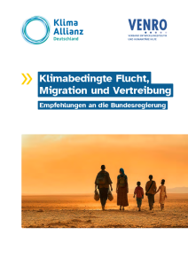 Das Bild zeigt das Titelblatt einer Publikation von Klima-Allianz Deutschland und VENRO. Der Titel lautet: „Klimabedingte Flucht, Migration und Vertreibung – Empfehlungen an die Bundesregierung“. Darunter ist ein Foto von sechs Menschen zu sehen, die in einer trockenen, wüstenartigen Landschaft in Richtung Horizont gehen – vermutlich eine Familie auf der Flucht.