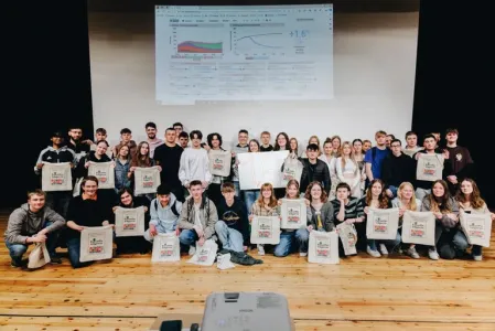 Ein Gruppenfoto von Kindern mit Stofftaschen. Klimakonferenzsimulation. Bildrechte: myclimate Deutschland.