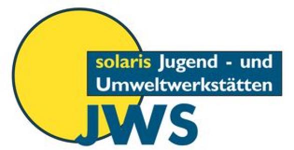 Logo der solaris Jugend- und Umweltwerkstätten. Gelber Kreis links, blaue Schrift rechts.