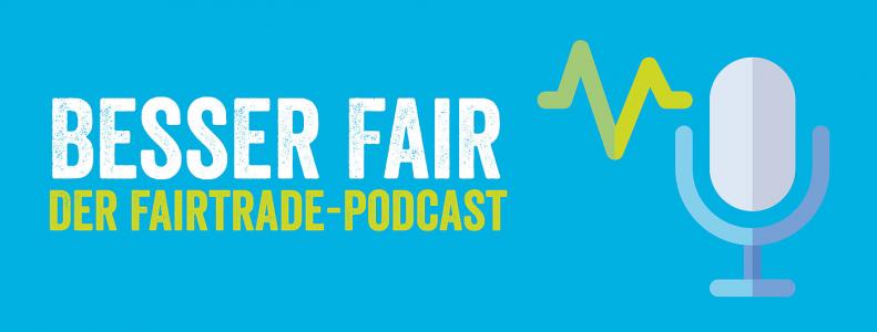 Schriftzug „Besser Fair – Der Fairtrade-Podcast“ auf blauem Hintergrund. Rechts sind ein weißes Mikrofon und grüne Sprachwellen zu sehen.