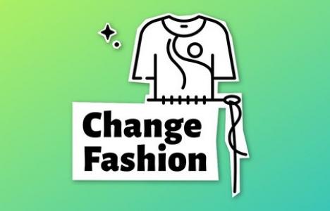 Zu sehen ist eine einfache Zeichnung eines T-Shirts neben einer Nadel auf grün-blauem Grund. Quelle: Quelle: Fairtrade Deutschland, eigene Aufnahme.