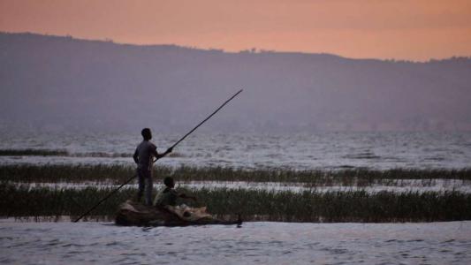 Zwei Angler im Awasasee im fruchtbaren Rift Valley in Äthiopien. Während es in dem Tal häufig zu Überschwemmungen kommt, herrschen in anderen Zonen wiederkehrende Dürren. 