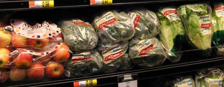 in Plastik verpacktes Obst und Gemüse im Supermarkt