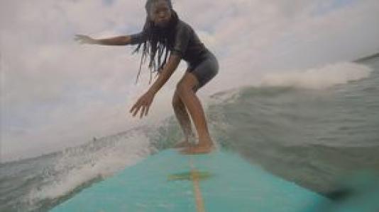 Mädchen auf Surfbrett