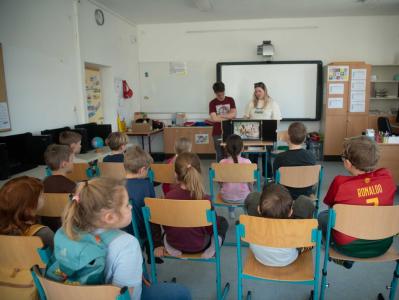 Schulkinder schauen dem Erzähltheater zu