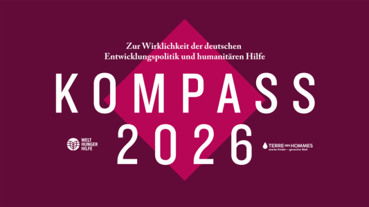 Banner „Kompass 2026" (Welthungerhilfe / Terre des Hommes): Dunkelroter Hintergrund mit Rautensymbol, Untertitel „Zur Wirklichkeit der deutschen Entwicklungspo…Banner „Kompass 2026" (Welthungerhilfe / Terre des Hommes): Dunkelroter Hintergrund mit Rautensymbol, Untertitel „Zur Wirklichkeit der deutschen Entwicklungspolitik und humanitären Hilfe."