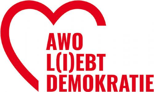 Halb gezeichnetes rotes Herz umschließt Schriftzug „AWO (i)ebt Demokratie". Logo Projekt „AWO (i)ebt Demokratie". Quelle: awo-bayern.de