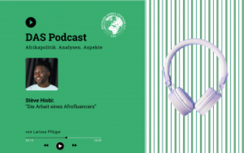 Die Grafik zum Podcast „DAS Podcast“ zeigt links den Titel, ein Porträt von Steve Hiobi sowie den Episodentitel „Die Arbeit eines Afrikascencers“. Rechts sind weiße Kopfhörer vor einem grün-weiß gestreiften Hintergrund dargestellt.