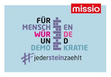 Auf hellblauem Hintergrund steht: „Für Menschenwürde und Demokratie“. Die Worte sind durch eine gemauerte Steinsäule unterbrochen dargestellt. Darunter der Hashtag: #jedersteinzaehlt. Oben rechts ist das rote Logo von missio. Die Gestaltung setzt verschiedene Schriftfarben ein.