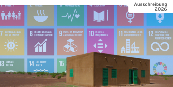 Das Bild zeigt eine Lehmhütte mit grünen Fensterläden in einer trockenen Landschaft. Im Hintergrund sind farbige Symbole der 17 UN-Nachhaltigkeitsziele zu sehen. Oben rechts steht „Ausschreibung 2026“.