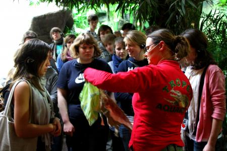 Eine Gruppe Schulkinder im Rahmen einer Führung in der Zooschule im Tierpark Hagenbeck. ©HAG