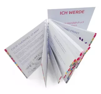 Blick von oben auf den aufgeblätterten Handel-O-Mat, Handel-O-Mat. Quelle: germanwatch.org