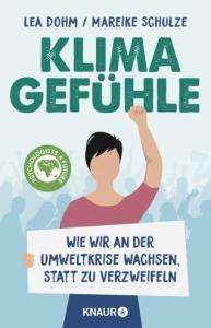 Buchtitel Klimagefühle von Lea Dohm und Mareike Schulze. Eine Person hebt die Faust und hält ein Schild mit der Aufschrift: „Wie wir an der Umweltkrise wachsen, statt zu verzweifeln.“ Im Hintergrund eine Demonstrationsmenge, links das Logo von Psychologists for Future.