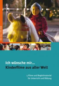 Mädchen mit Mütze sitzt auf Karusellpferd.