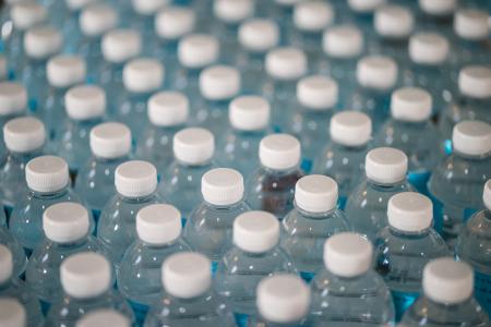 Reihen von Plastikwasserflaschen. Quelle:  Jonathan Chng auf Unsplash