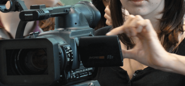 Eine Hand hält eine Videokamera