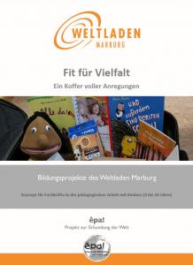 Abbildung der Inhalte des Medienkoffers: Handpuppe, Stifte, Bücher u.a. Titelseite des Konzeptheftes "Fit für Vielfalt". Quelle: Marburger Weltladen