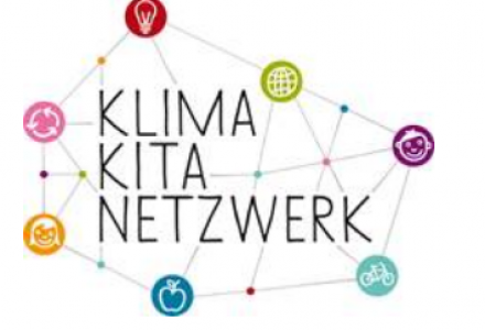 Bunte Punkte die mit Linien verbunden sind sowie Schriftzug Klima-Kita-Netzwerk