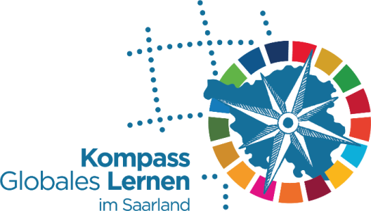 Grafisches Logo auf blauem Hintergrund: Eine Windrose liegt über einer stilisierten Weltkarte, umgeben von einem bunten Kreis aus Segmenten. Links steht der Text „Kompass Globales Lernen im Saarland“.