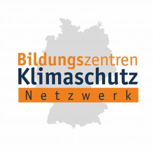 Name des Netzwerks vor der Deutschlandkarte (ein bundesweites Netzwerk für mehr Klimabildung). Bildrechte NaturGut Ophoven e.V.