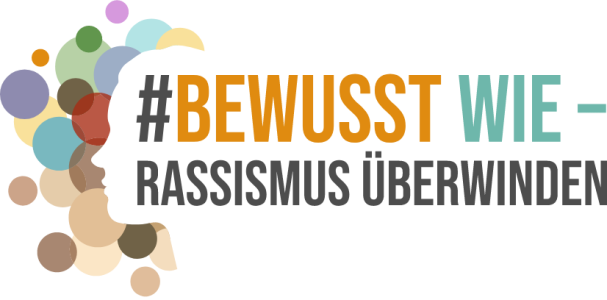 Das Logo zeigt den Schriftzug „#BEWUSST WIE – RASSISMUS ÜBERWINDEN“. Daneben ist das Profil eines Kopfes zu sehen, das von vielen bunten, unterschiedlich großen Kreisen umgeben ist.