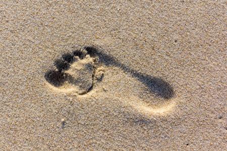 Ein Fußabdruck im Sand. Quelle: Photo by Marvin Radke on Unsplash