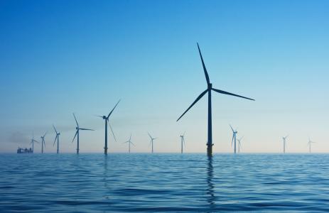Windräder, die im Wasser stehen. Quelle: unsplash.com/@nrdoherty