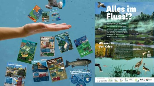 Ausstellungsmaterial „Alles im Fluss!?" zum Thema Wasser: Links viele bunte Infokarten zu Themen wie Gewässerschutz und Klimakrise, rechts das Hauptplakat mit Flusslandschaft, Fisch und Wasservögeln. Gefördert u. a. von Heinrich-Böll-Stiftung.