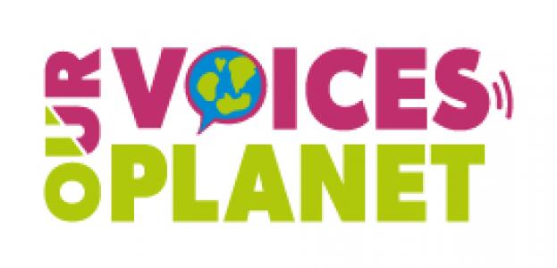 Bunter Schriftzug: OUR VOICES – OUR PLANET. Das "O" in Voices ist als Sprechblase mit der Erde darin gestaltet. Quelle: VNB e.V.