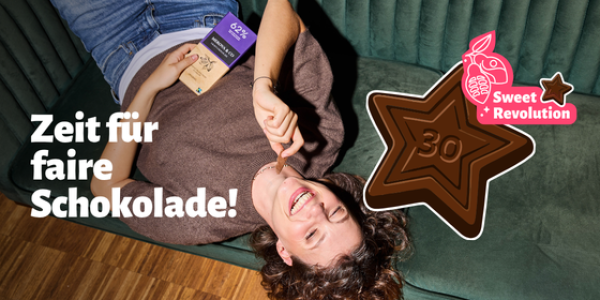 Eine Person liegt auf einem grünen Sofa und isst Schokolade. Daneben steht ein Schokoladenstern mit der Zahl 30 und dem Logo „Sweet Revolution“. Der Schriftzug lautet: „Zeit für faire Schokolade!“