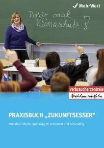 Cover des Praxisbuchs „Zukunftsesser“ zur klimafreudlichen Ernährung im Unterricht und Schulalltag. Oben ist eine Lehrkraft vor einer Tafel mit der Aufschrift „Probier mal Klimaschutz!“ zu sehen, während sich Schülerinnen und Schüler melden. Logos von MehrWert und der Verbraucherzentrale Nordrhein-Westfalen ergänzen das Cover.