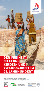 Junge Frauen tragen Lehmziegel. Titelseite zur Ausstellung "Der Freiheit so fern – Kinder- und Zwangsarbeit im 21. Jahrhundert". Foto: International Labour Organisation (ILO)/ suedwind-institut.de