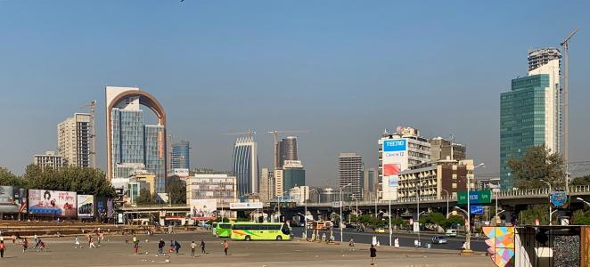 Das Titelbild zeigt den zentralen Platz von Addis Abeba, Äthiopien (Quelle und Copyright: Katja Scherer).
